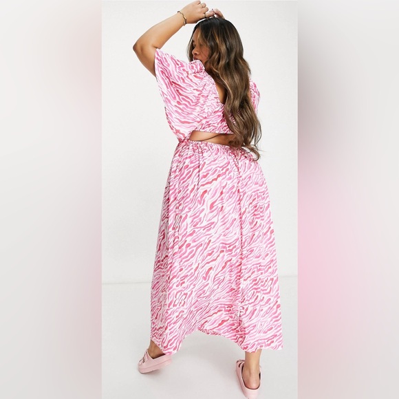 ASOS DESIGN Curve flutter sleeve maxi beach dress in Pink zebra - Picture 2 of 4